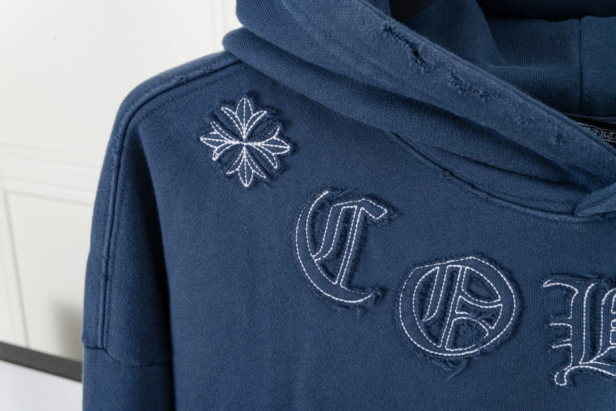P320 𝗖𝗵𝗿𝗼𝗺𝗲 𝗛𝗲𝗮𝗿𝘁𝘀/Cro Heart 2025 Cross Patch Embroidery Summer New Original Single Counter American Acid Washed Distressed Laser Burnt Patch Embroidery Couple Casual Hooded Sweatshirt Customized fabric 440g tripe terry fabric! American acid-washed and distressed original fabric laser burnt ✟appliqué embroidery and exquisite embroidery of letters! The best-selling model at the counter. It is very comfortable to wear. It is low-key yet luxurious. It is very classy when worn. The large size and tailoring are needless to say. The upper body is exquisite and vivid. 👍High-end first-class materials. A truly palace-level product. The cotton from Turkey is of outstanding quality. After heavy washing, the clothes are very soft! Not picky, the upper body is absolutely stylish and extremely luxurious. Auxiliary materials: The original model has been authenticated and labeled ➕100% silk washed with water label. Genuine purchase-grade original hangtag➕matching hanging rope➕3D hanging beads➕original packaging bag. Craftsmanship: The original version has consistent wiring! The highest version of the armhole matching technique! Countless times of pattern making to 100% restore the original appearance! The correct version is the same for men and women, super eye-catching, super good-looking, and super atmospheric! Color: white, washed black, washed blue Size: XS-L